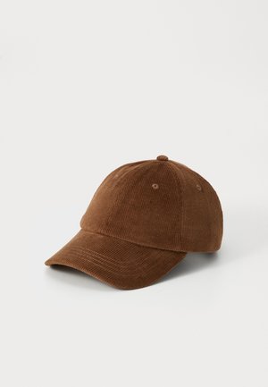 Casquette de baseball en velours côtelé marron avec un design à six panneaux et une visière incurvée sur un fond blanc.
