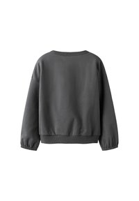 Felpa grigia in pile con vestibilità rilassata, maniche lunghe, polsini e orlo a coste, caratterizzata da un collo rotondo e una texture liscia e morbida.