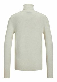 Suéter de cuello alto en color crema claro, confeccionado en una tela suave, con mangas largas, un dobladillo acanalado y un diseño ajustado sin costuras visibles.