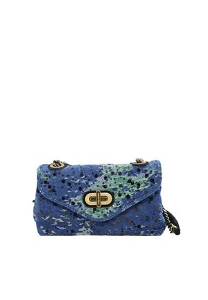 Petit sac à main rectangulaire avec un motif bleu et vert, orné de sequins noirs, doté d'une fermeture à tourniquet dorée et d'une bandoulière en chaîne.