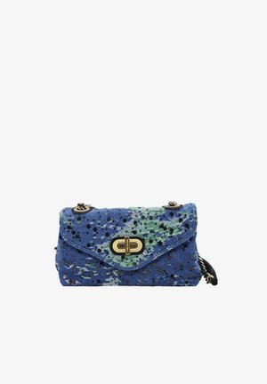 Petit sac à main rectangulaire avec un motif bleu et vert, orné de sequins noirs, doté d'une fermeture à tourniquet dorée et d'une bandoulière en chaîne.