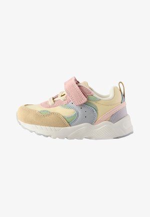 Multifarvede sportssko med en kombination af ruskind og syntetiske materialer. Farverne inkluderer pastelgul, pink og grå, med en velcrolukning.