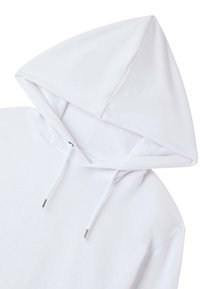 Felpa bianca con cappuccio triangolare, caratterizzata da stringhe di regolazione con punte metalliche e una texture liscia. Senza motivi o loghi visibili.