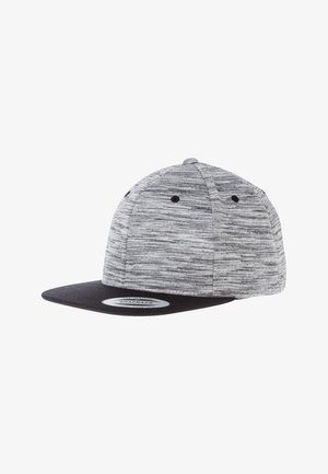 Szürke és fekete snapback sapka texturált szövényi mintával, lapos karimával és hat panelezett dizájnnal. Szellőzőnyílásokkal és állítható pánttal rendelkezik.