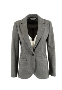 Blazer gris con estampado de houndstooth, con solapa en pico, dos bolsillos frontales, cierre de un solo botón y textura suave.