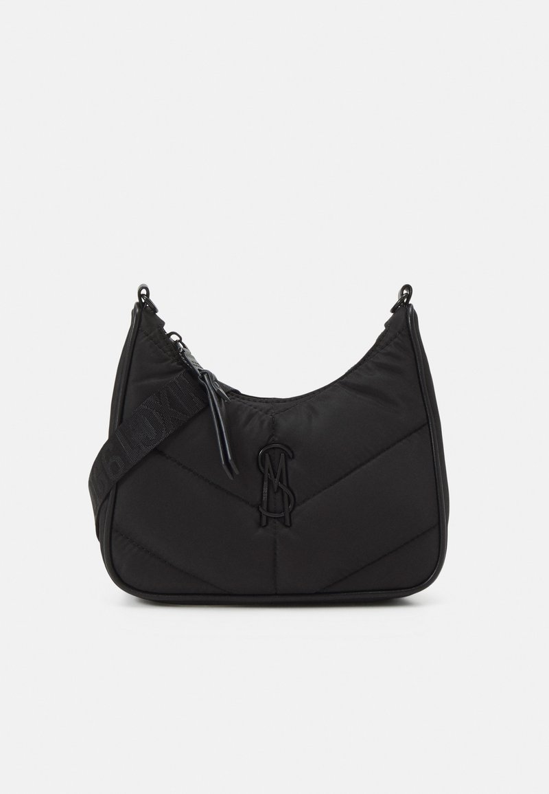 Sac d'épaule noir matelassé avec une large bandoulière en tissu, fermeture éclair et logo monogramme embossé au centre avant.