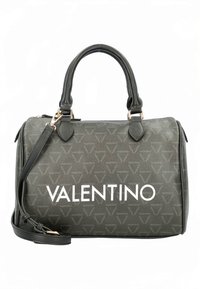 Bolso Valentino en material texturizado gris oscuro, con asas superiores, una correa de hombro desmontable y un gran logo blanco en el frente.
