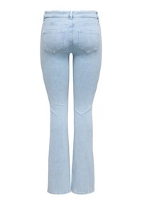 Jean évasé bleu clair avec une texture de denim lisse, doté de deux poches arrière et d'une ceinture. Les jambes s'élargissent à partir du genou vers le bas.