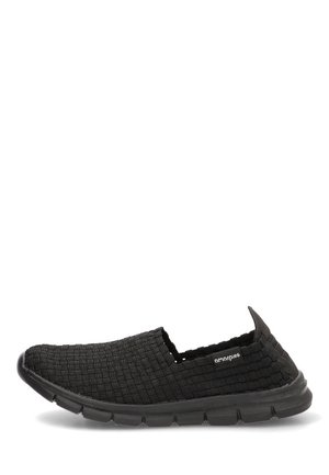 Zapato negro sin cordones con parte superior tejida y suela flexible, diseñado para la comodidad y el uso informal.
