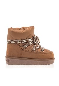 Botines marrones con parte superior acolchada y lados de ante texturizado. Presenta una suela gruesa y cordones trenzados para un ajuste seguro.