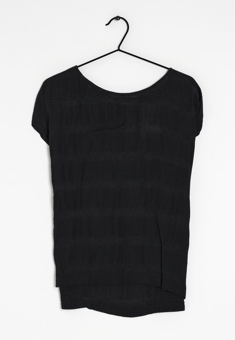 Černý top na ramínku, s krátkým rukávem, kulatým výstřihem a horizontálními texturovanými pruhy. Vyrobeno z lehkého materiálu.