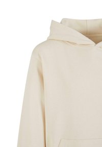 Ljust beige hoodie med dragsko i huvan, ribbade ärmar och en frontficka, tillverkad av mjukt, texturerat tyg.