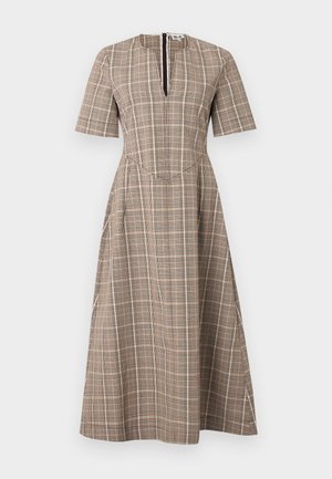 Robe à carreaux marron avec manches courtes, encolure en V et jupe évasée, dotée d'une fermeture éclair à l'avant et d'un tissu lisse et texturé.