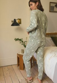 Next REGULAR FIT SET - Nattøj sæt - sage green forest
