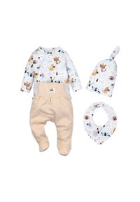 Trzyczęściowy zestaw dla niemowląt, w skład którego wchodzi koszulka z długim rękawem z wzorem psa, beżowe spodnie, czapka węzełkowa oraz pasujący śliniak.