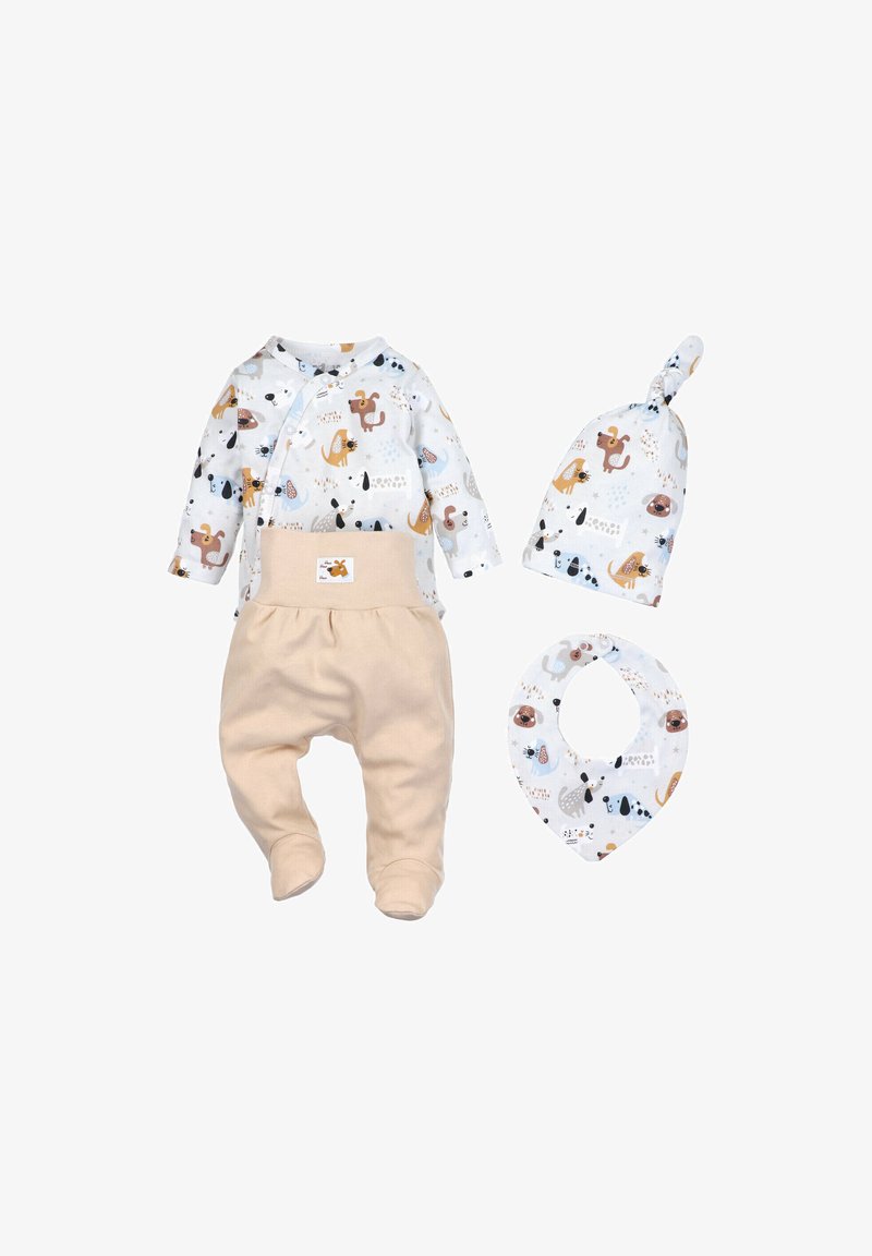 Trzyczęściowy zestaw dla niemowląt, w skład którego wchodzi koszulka z długim rękawem z wzorem psa, beżowe spodnie, czapka węzełkowa oraz pasujący śliniak.