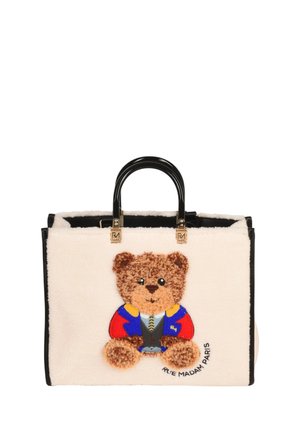 Borsa tote color crema con manici neri e un orsacchiotto testurizzato che indossa una giacca colorata ricamata sulla parte anteriore, etichettata "Rue Madam Paris."