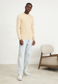 Calvin Klein Jeans BADGE TEE - Hosszú ujjú felső - warm sand