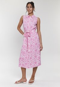 Abito midi floreale rosa con scollo a collare, design senza maniche, vita regolabile con cintura e gonna fluida, caratterizzato da un dettagliato motivo floreale.