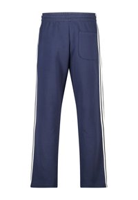 Pantalon de sport bleu marine à coupe décontractée, avec des bandes blanches sur les côtés et une poche arrière. Confectionné en tissu doux et lisse avec une taille élastique.
