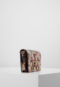 Borsa multicolore con un design decorativo, texture in pelle e accenti gioiello, caratterizzata da una forma strutturata e tracolla regolabile.