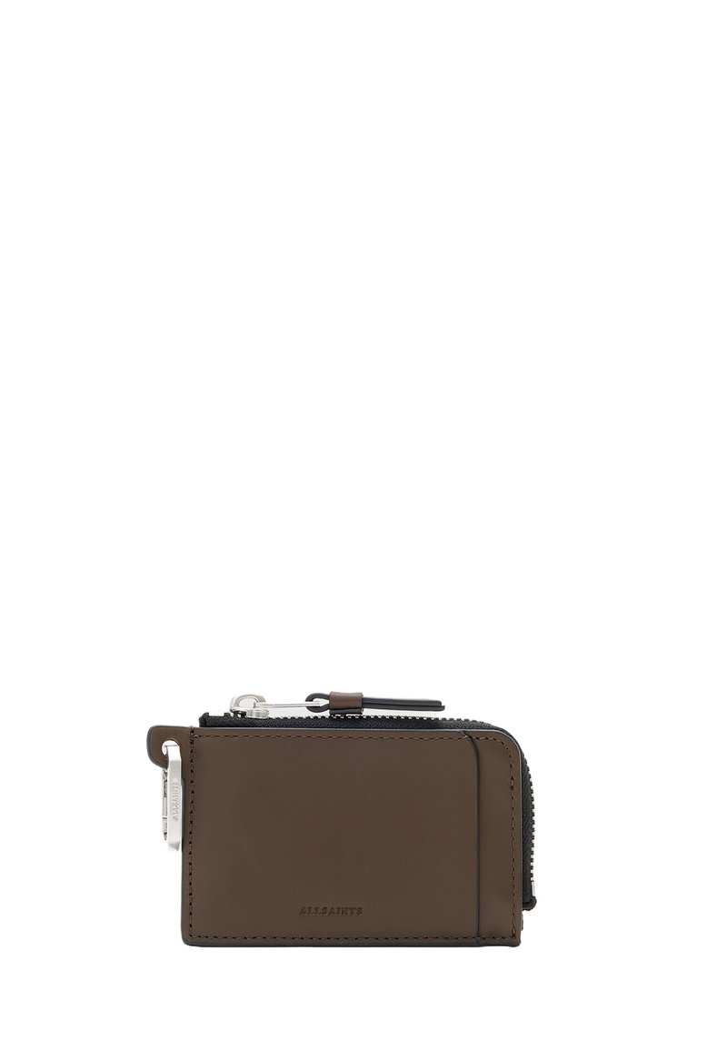 Portafoglio in pelle marrone con chiusura zip, caratterizzato da una superficie liscia, un design minimalista e un marchio impresso sul davanti.