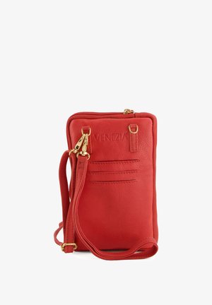 Červená kožená crossbody taška se zipovým uzávěrem, zlatými kovovými akcenty a několika sloty na karty na přední straně. Hladký povrch a obdélníkový tvar.