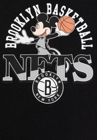 Juodas medvilninis marškinėliai su Mickey Mouse grafika, driblinguojančiu krepšinio kamuolį, o viršuje yra užrašai "Brooklyn Basketball" ir "NETS" baltos ir pilkos spalvos.