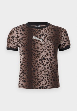 Camicia a maniche corte con stampa leopardata marrone e nera, colletto e bordi delle maniche neri, con logo Puma bianco sul petto.
