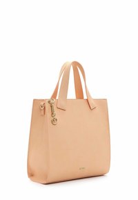 Borsa in pelle color pesca con doppi manici, ciondolo logo color oro e piccola targhetta metallica del marchio sulla parte frontale.