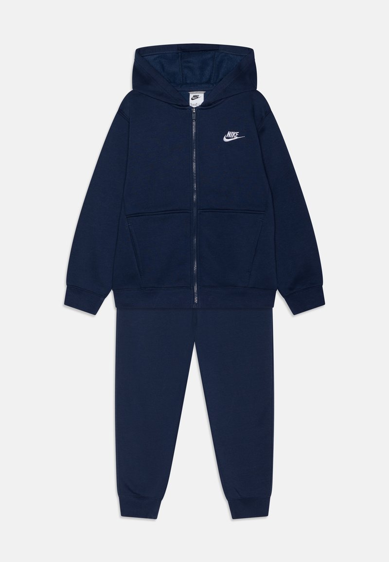 Marineblaue Zip-Hoodie und passende Jogginghose aus weichem Stoff; mit Frontlogo und Kängurutaschen. Gerippte Bündchen an Handgelenken und Knöcheln.