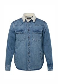 Camicia in denim con colletto in pelliccia, due tasche sul petto, abbottonatura frontale, maniche lunghe, lavaggio azzurro chiaro e orlo leggermente curvato.