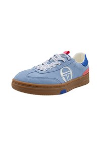 Sneaker in suede azzurro chiaro con logo bianco, accenti blu e rosa, e suola in gomma marrone texture. Presenta lacci bianchi a righe.