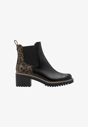 Bottines en cuir noir avec un panneau latéral en élastique à imprimé léopard, une semelle épaisse noire et une languette pour un enfilage facile.