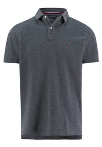 Marinblå kortärmad polo med krage, med en liten logotyp på bröstet och ett strukturerat mönster över tyget.