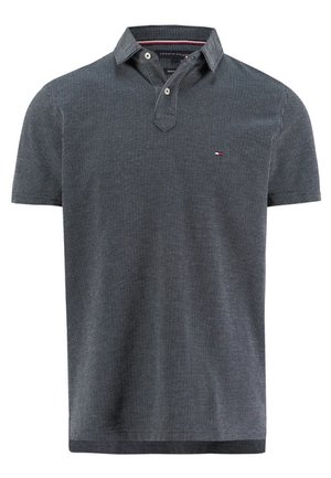 Polo-shirt à manches courtes bleu marine avec un col, comportant un petit logo sur la poitrine et un motif texturé sur l'ensemble du tissu.