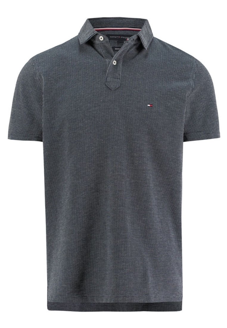 Marinblå kortärmad polo med krage, med en liten logotyp på bröstet och ett strukturerat mönster över tyget.