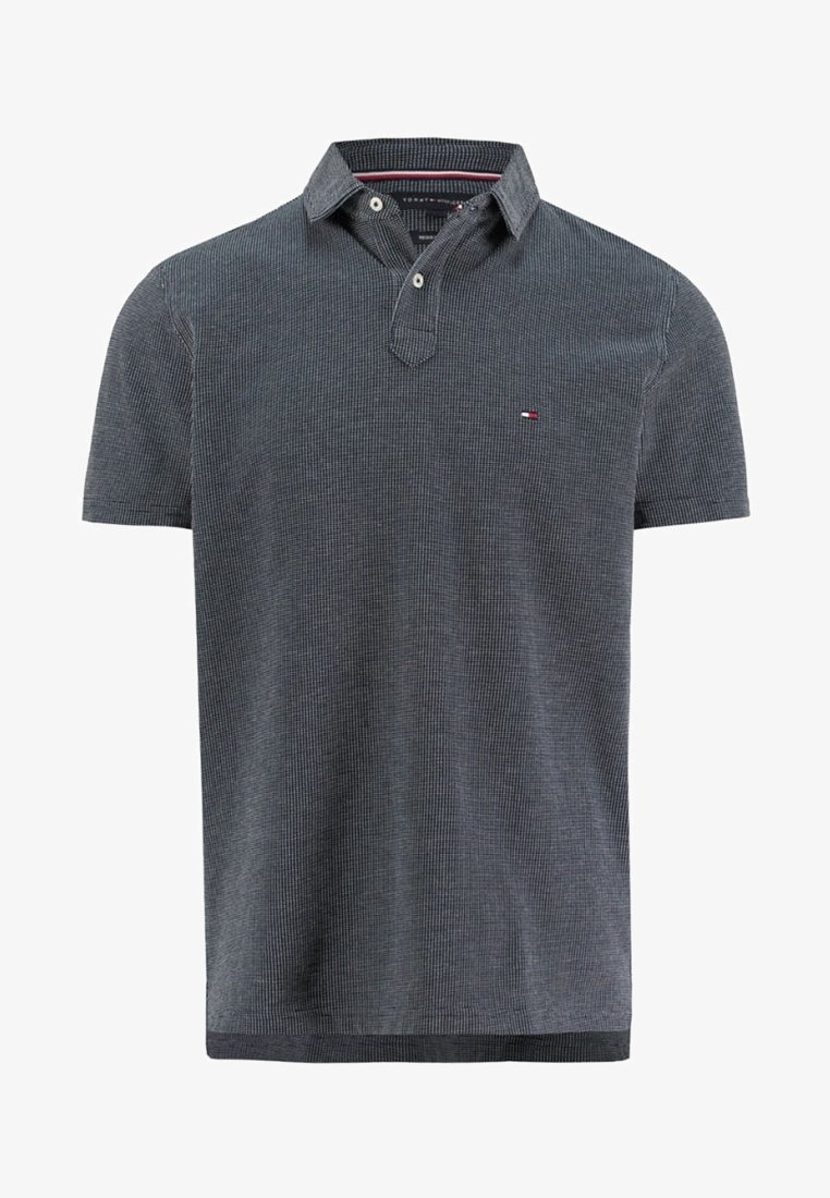 Marinblå kortärmad polo med krage, med en liten logotyp på bröstet och ett strukturerat mönster över tyget.