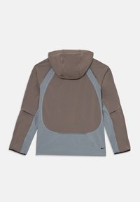 Veste à capuche avec un design bicolore en marron et bleu clair, avec des coutures contrastantes, une coupe décontractée et un logo sur le bas.
