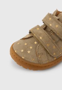 Παιδικό παπούτσι από ταμπά σουέτ με χρυσά αστέρια, διαθέτει διπλές λουράκια με βέλκρο και καφέ λαστιχένια σόλα. Στρογγυλή μύτη.