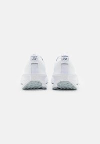 Nike Performance INTERACT RUN - Løbesko walking - white/metallic silver/pure platinum