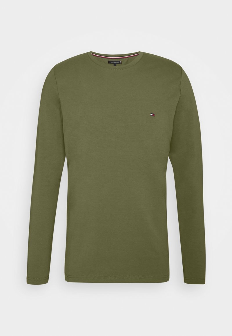 Olivengrünes langärmliges T-Shirt aus Baumwolle, mit Rundhalsausschnitt und kleinem Logoakzent auf der Brust. Angenehme Textur, lockere Passform.