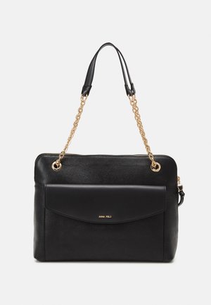 Czarna skórzana torba z teksturowanym wykończeniem, z przednią klapką kieszonką, złotym łańcuszkowym paskiem i zamkiem błyskawicznym. Akcenty obejmują logo marki.