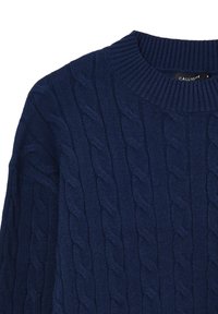 Dunkelblaues Kabelstrickpullover mit rundem Ausschnitt, strukturiertem Muster und gerippten Manschetten. Das Etikett auf der Innenseite trägt die Aufschrift "CALLIOPE."