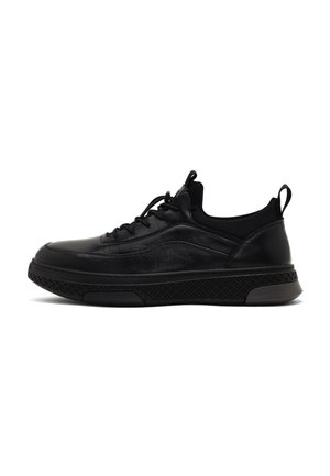 Sneaker in pelle nera con finitura testurizzata, design con lacci, una linguetta sul retro e suola in gomma estampata per un'ottima aderenza.