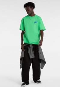 Vans BRUSH SCRIPT LOOSE FIT - Triko s potiskem - poison green