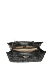 Sac à main noir matelassé avec deux poignées sur le dessus, un compartiment intérieur zippé et un intérieur à motifs. Présente un accent logo discret sur le devant.