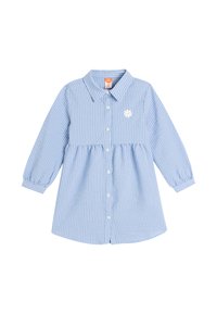 Abito camicia a righe blu e bianche con maniche lunghe, colletto, chiusura con bottoni e ricamo di margherita bianca sul petto.