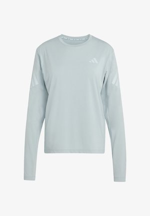 Svetlomodrá košeľa s dlhými rukávmi z mäkkej látky, s okrúhlym výstrihom a tromi bielymi pruhmi na každom rukáve.