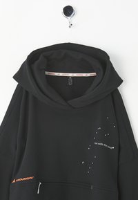 Svart hoodie i mjukt tyg med dragsko i huva, vit text "spring med sinnet" och orange branding. Subtila stjärnliknande mönster.